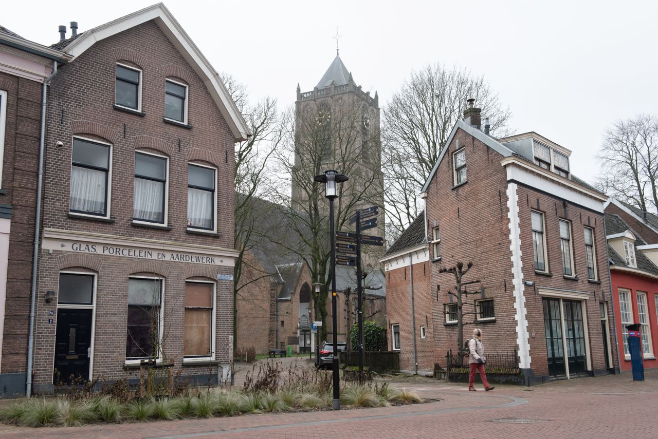 What Was Behind the Mayor of Tiel's Sudden Departure?