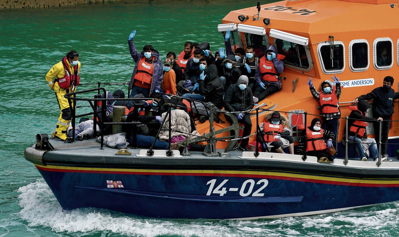 Een reddingsschip brengt migranten naar de wal in Dover, nadat hun eigen bootje afgelopen zondag op het Kanaal in de problemen was geraakt.