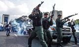 Gardisten die de kant van Guaidó kozen, vuren waarschuwingsschoten af bij de La Carlota basis, op 30 april.