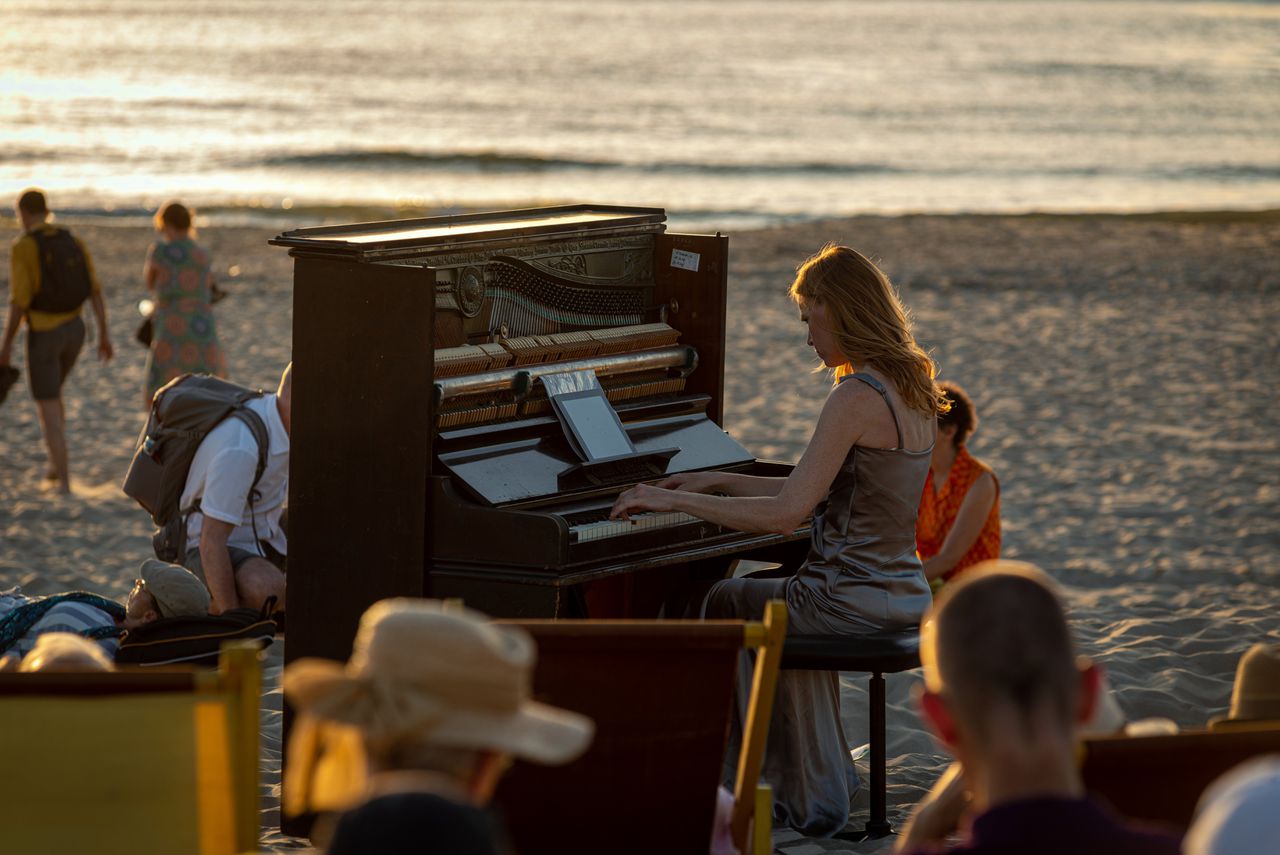Pianist Saskia Lankhoorn speelde op piano's op het strand tijdens Dag in de Branding aan het Haagse Zuiderstrand, tijdens haar afscheid als artistiek leider van het kwartaalfestival voor nieuwe muziek.