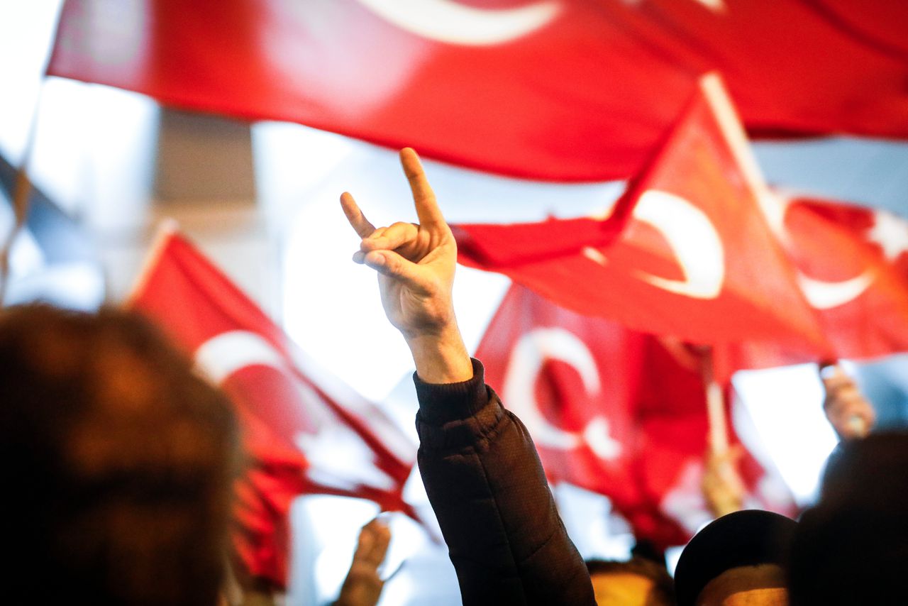 Het teken van de Grijze Wolven tijdens de demonstratie van Turkse Nederlanders bij het Turkse consulaat in Rotterdam, 2017.