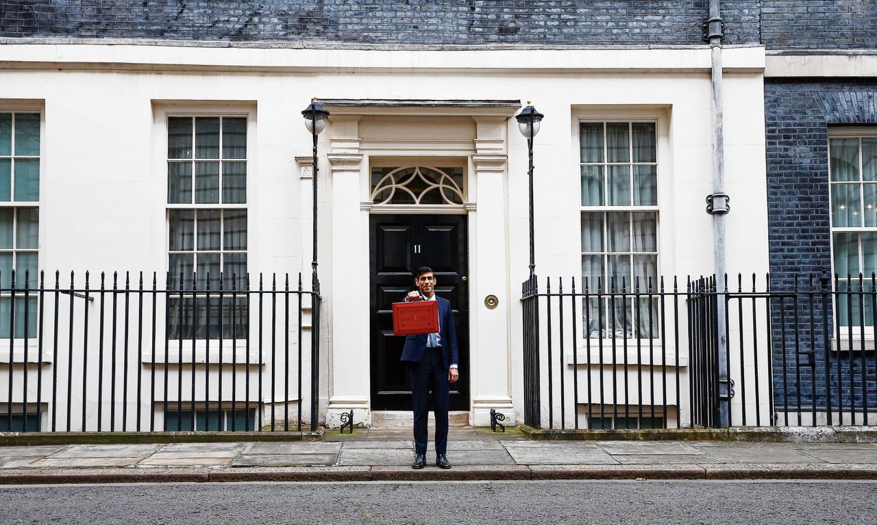 Minister van Financiën Rishi Sunak met het begrotingskoffertje voor zijn kantoor aan Downing Street in Londen.