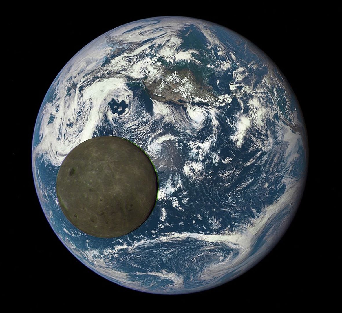 Foto door de Amerikaanse satelliet DSCOVR van de maan die voor de aarde langsgaat, met de zon in de rug.