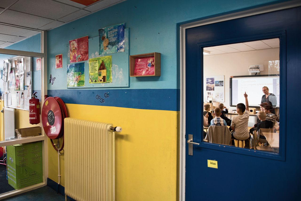 Leerlingen van openbare basisschool De Badde in Musselkanaal krijgen les van ‘schoolschrijver’ Fabien van der Ham.