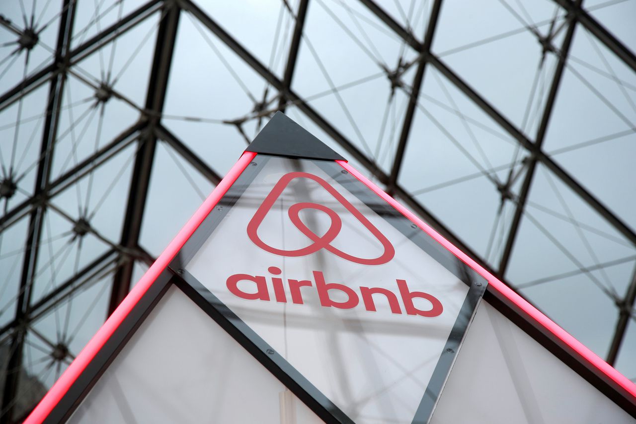 Bij Airbnb vertrekken noodgedwongen 1.900 van de 7.500 werknemers, meldde topman Brian Chesky dinsdag.