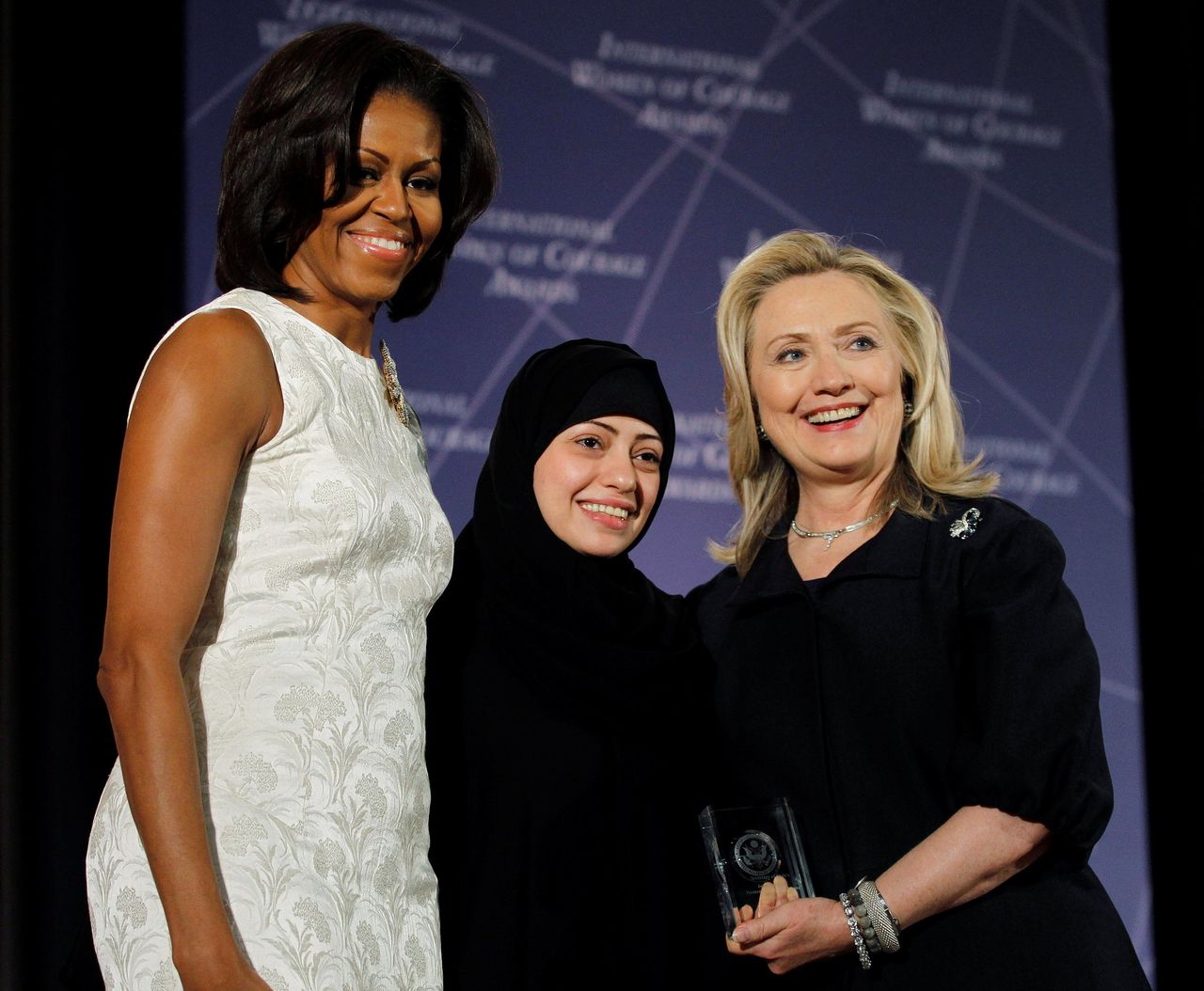 Hillary Clinton en Michelle Obama feliciteren Samar Badawi tijdens de uitreiking van de 'International Women of Courage Award' in 2012.