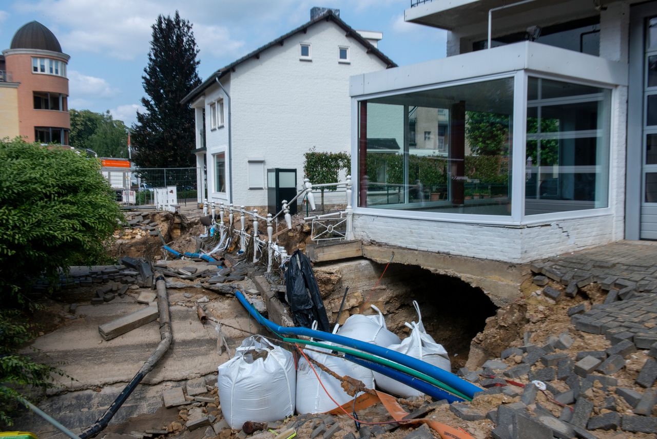 Een brug voor een huis in het centrum van Valkenburg is ingestort.