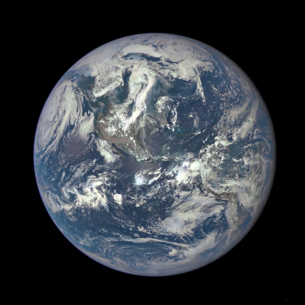 De eerste foto van de aarde die is genomen door de EPIC-camera van de DSCOVR-missie van NASA op 1,6 miljoen kilometer afstand van onze planeet.