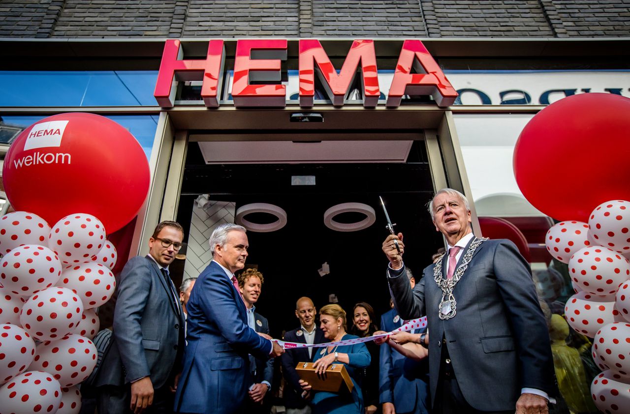 Hema-topman Tjeerd Jegen en de Tilburge burgemeester Peter Noordanus tijdens de opening van een nieuwe winkel.
