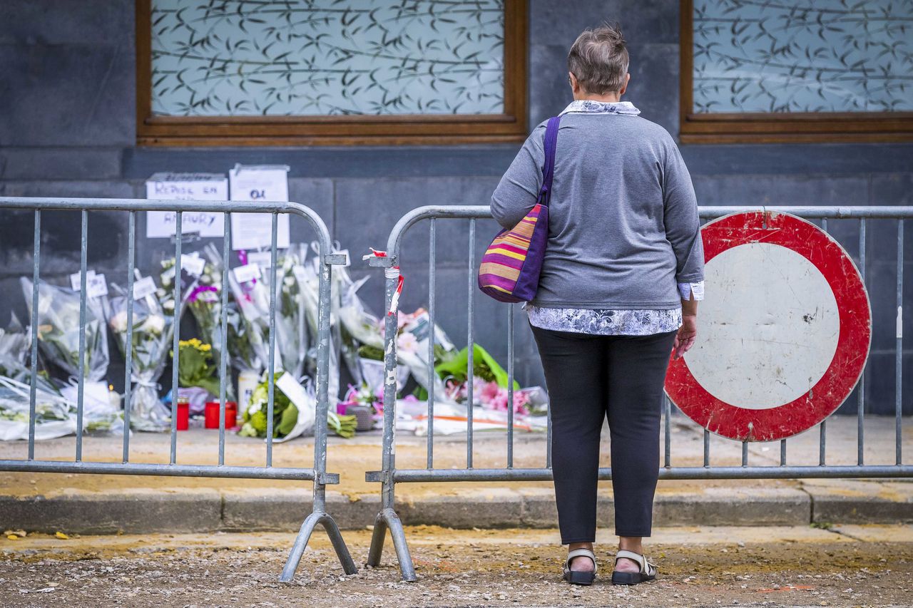 Bloemen op de Avenue Reine Astrid in Spa ter nagedachtenis van de doodgeschoten agent.