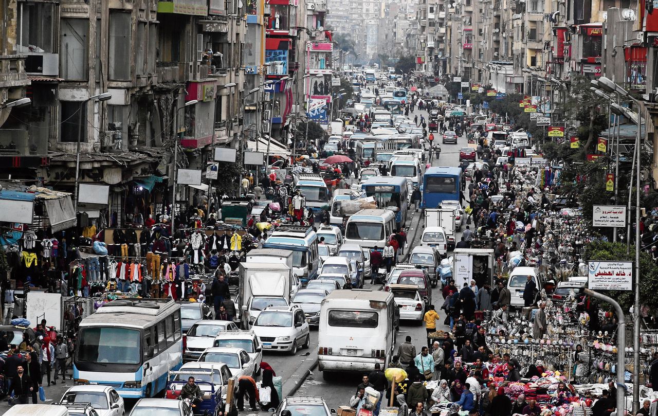 De markt van Al Ataba in Caïro, de Egyptische hoofdstad, vorige week. Het Noord-Afrikaanse land telt nu 100 miljoen inwoners en er is een gebrek aan woonruimte.