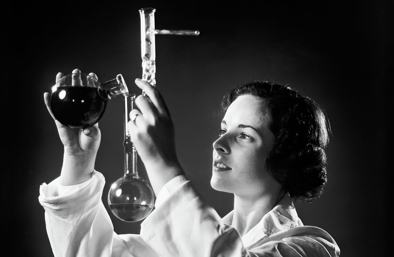 Een vrouwelijke chemicus in de jaren dertig. Toen vrouwen eindelijk konden toetreden tot de wetenschap, weerlegden zij tal van negatieve ideeën over vrouwen die door mannen waren bedacht.