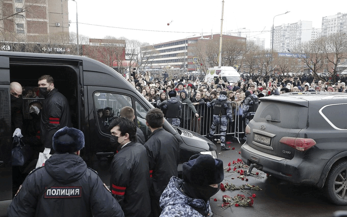 Massa’s aanhangers tonen hun laatste steun aan Navalny tijdens zijn begrafenis in Moskou 
