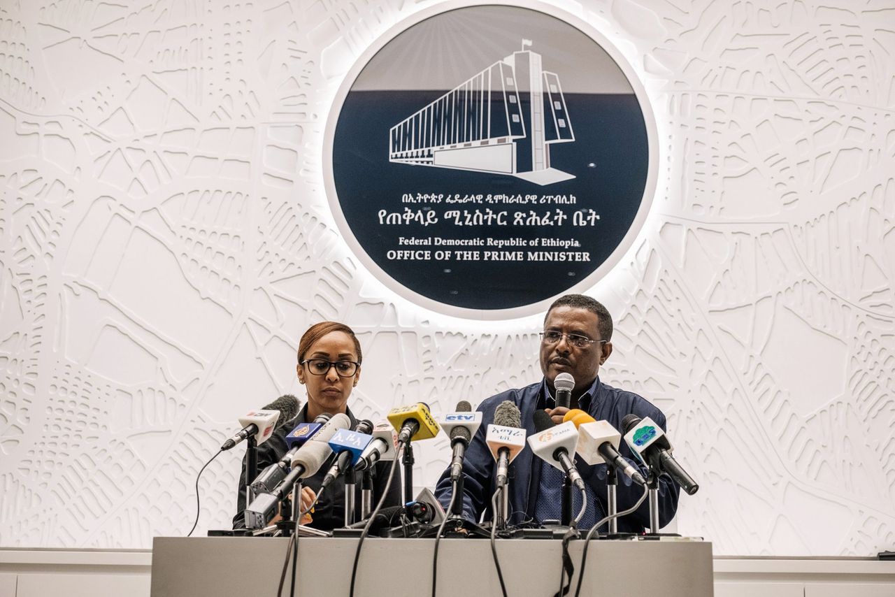 Woordvoerders van de Ethiopische regering vertellen tijdens een persconferentie dat legerleider Asamnew Tsige door veiligheidstroepen is gedood.