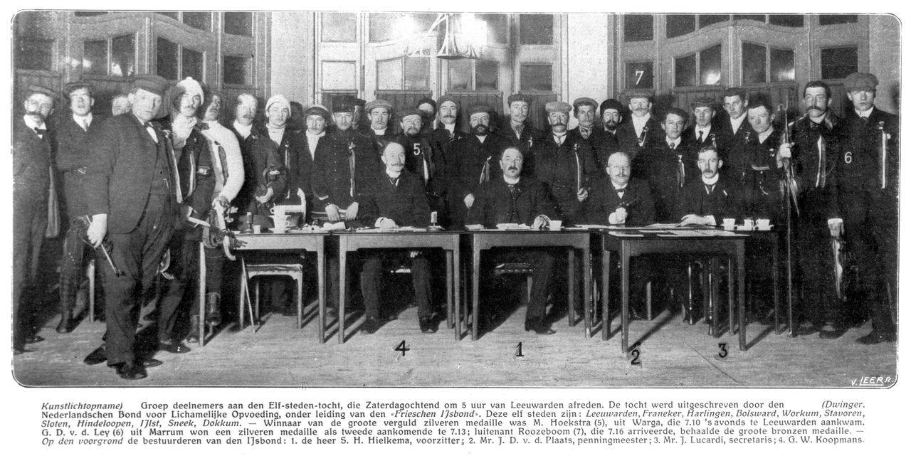 Deelnemers en bestuur na de eerste Elfstedentocht in januari 1909. Foto Spaarnestad Schaatsen, Elfstedentocht 2 januari 1909. De deelnemers en bestuur na de allereerste Elfstedentocht, (nummer 5) de winnaar Minne Hoekstra (nummer 6) uit Warga, Gerlof van der Leij uit Marrum werd 2e, en Tiete Solke Roozenboom (nummer 7) uit Amsterdam werd 3e. Op de voorgrond het bestuur van de IJsbond, vlnr: G.W.Koopmans, voorzitter S.H. Hielkema, penningmeester J.D. van der Plaats, en secretaris J. Lucardi. Nederland, Leeuwarden, 2 januari 1909.