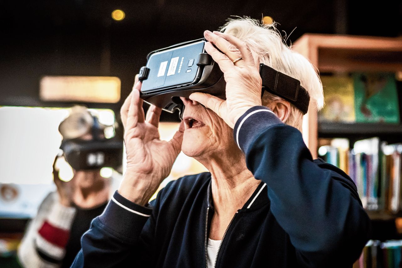 Virtual reality-lessen voor ouderen in de openbare bibliotheek van Nijmegen.Foto Marcel Krijgsman / HH