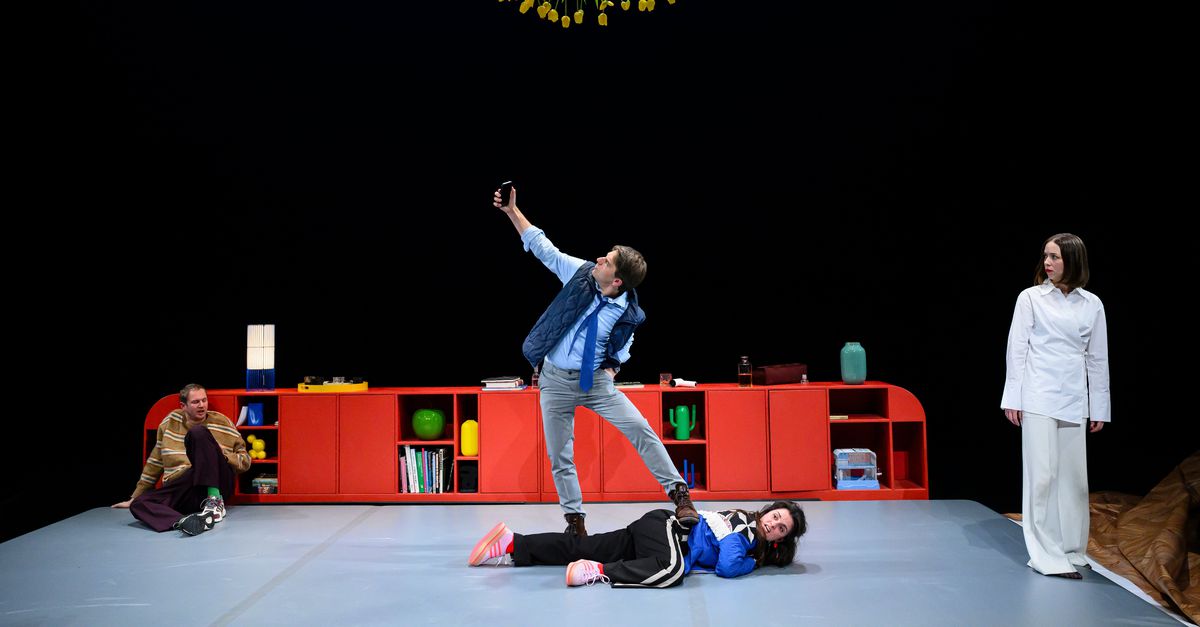 Ruziënde ouders in ‘God van de slachting’ zijn grappig schaamteloos, maar je mist venijn