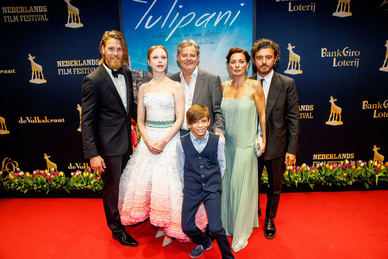 De cast op de rode loper voor de premiere van Tulipani, de openingsfilm van het Nederlands Film Festival.