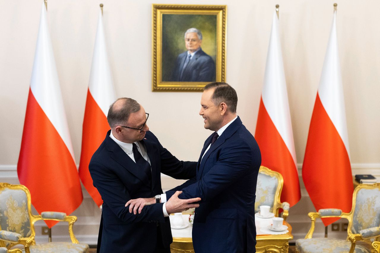 De nieuwe president van Polen staat lijnrecht tegenover premier Tusk ...