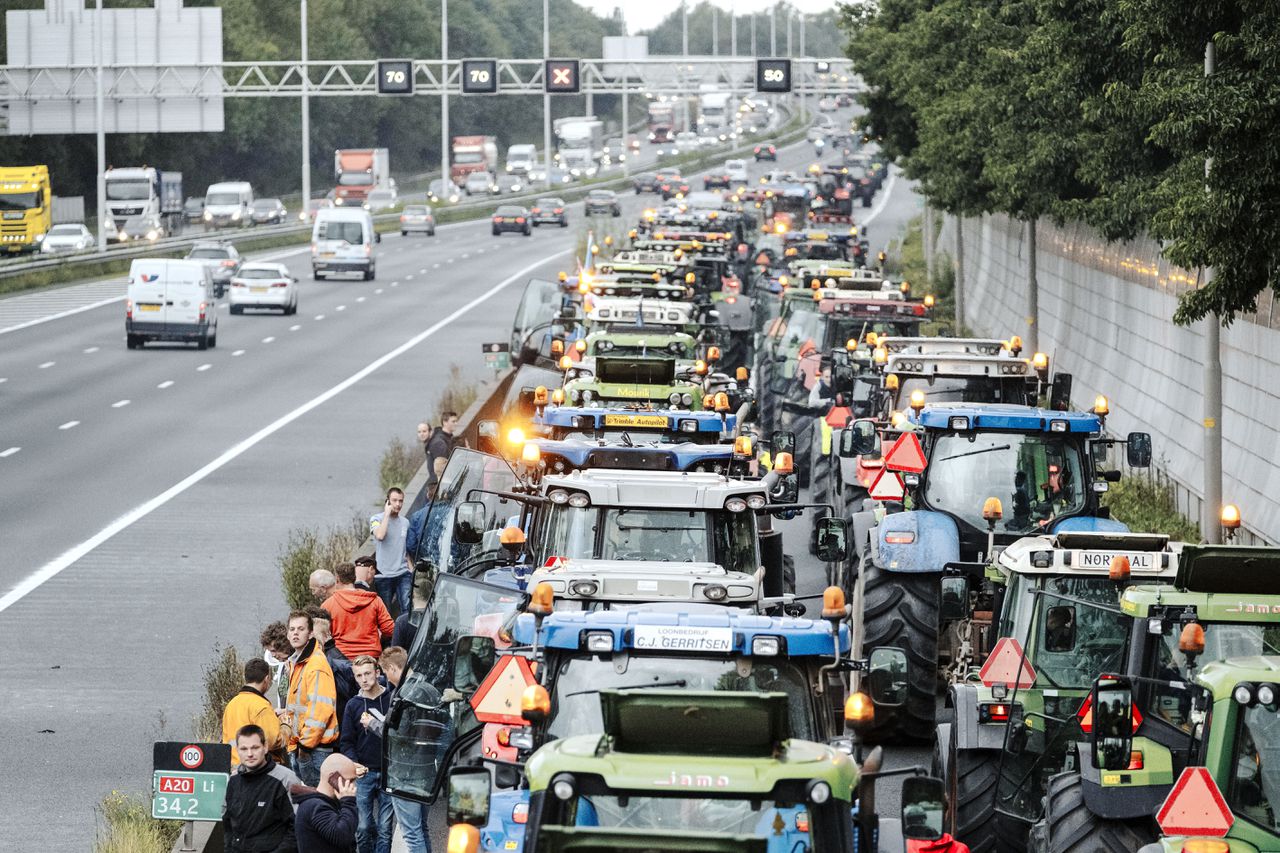 Boeren rijden met hun trekkers naar Den Haag