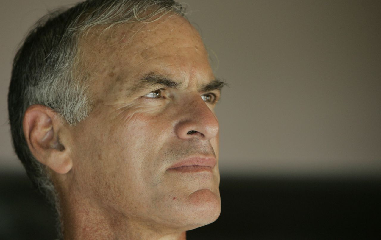 Norman Finkelstein Foto AP DePaul University professor Norman Finkelstein poses for a photo at his home in Chicago, Wednesday, Sept. 5, 2007. Finkelstein, who is noted for his controversial views on the Holocaust and Israel, resigned Wednesday months after he was denied tenure. (AP Photo/M. Spencer Green)