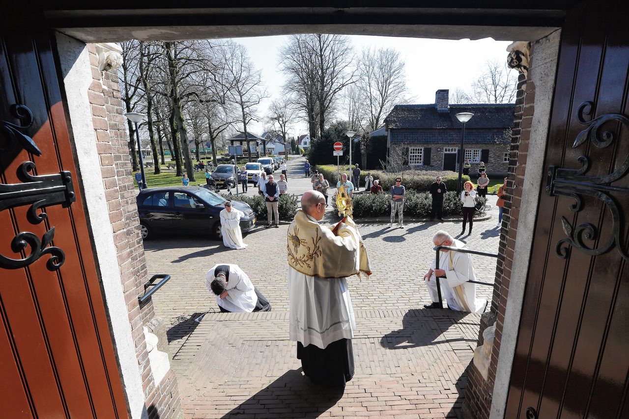 In Eindhoven rijden priestersin een auto langs zeven kerken.