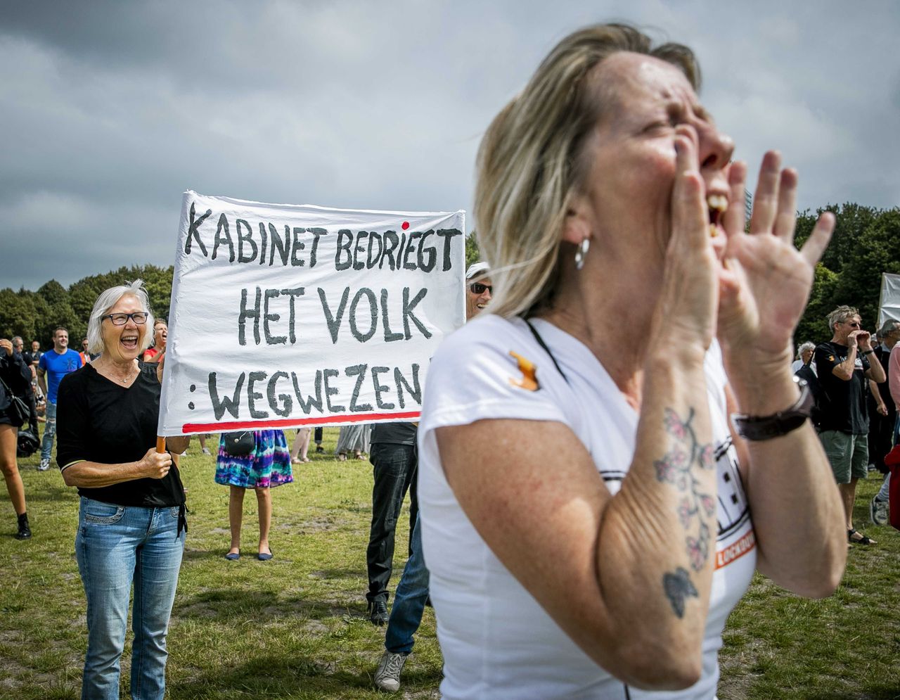 Demonstranten protesteren op het Malieveld in Den Haag tegen de coronamaatregelen, bij een door actiegroep Viruswaanzin georganiseerde bijeenkomst.
