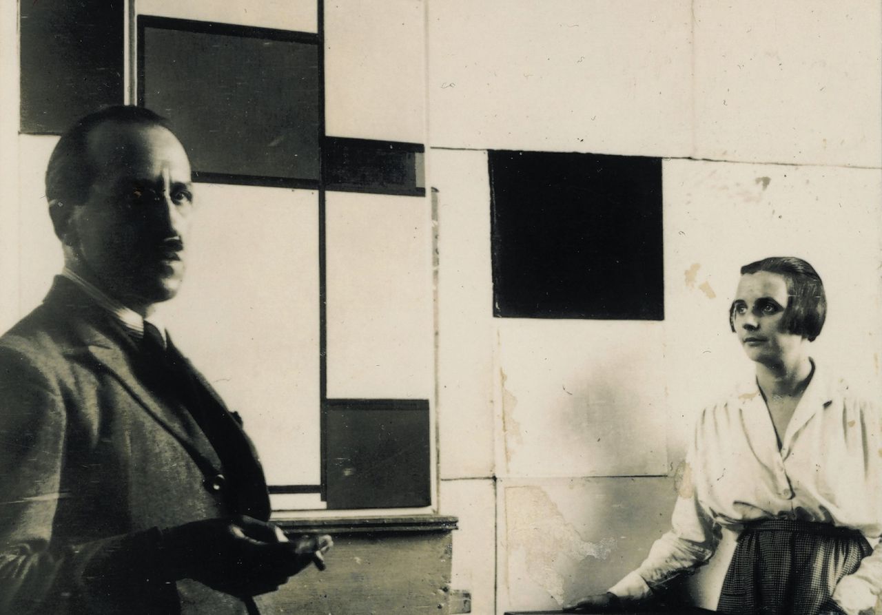 Piet Mondriaan met de ‘Compositie’ en Nelly van Moorsel, de toekomstige vrouw van Theo van Doesburg, 1923.