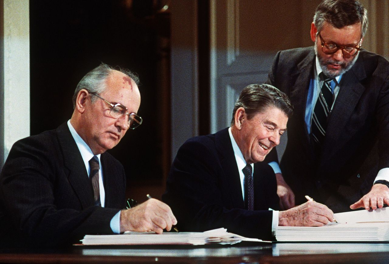 Sovjet-leider Michail Gorbatsjov en de Amerikaanse president Ronald Reagan ondertekenen in 1987 het INF-ontwapeningsverdrag, in Washington.