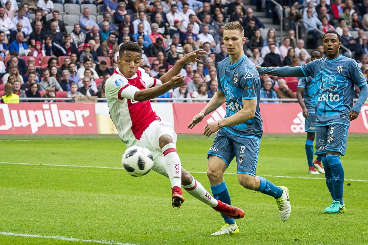 David Neres scoort de 1-0 voor Ajax.