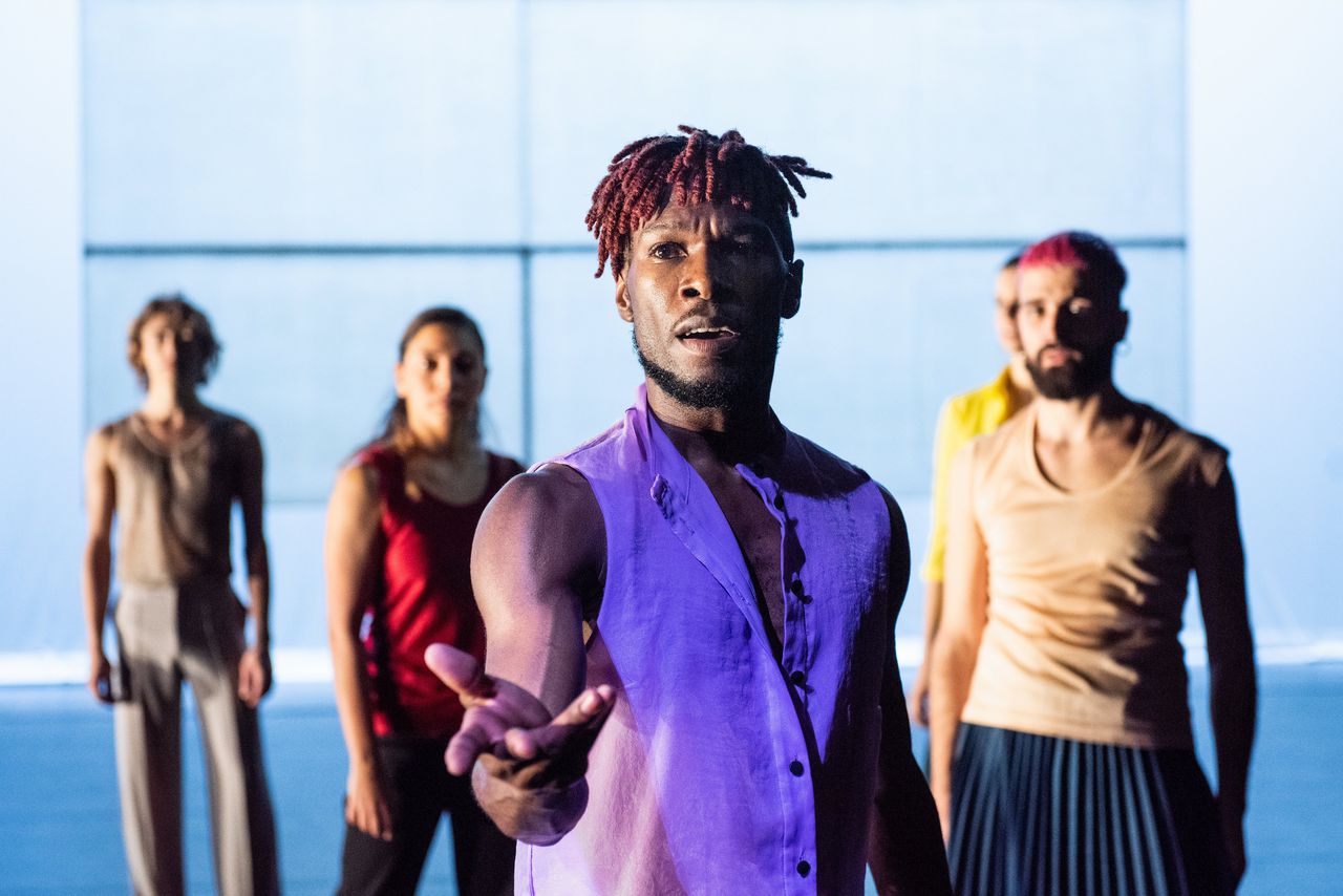 De lichamen van de dansers musiceren mee in ‘Solas’ 