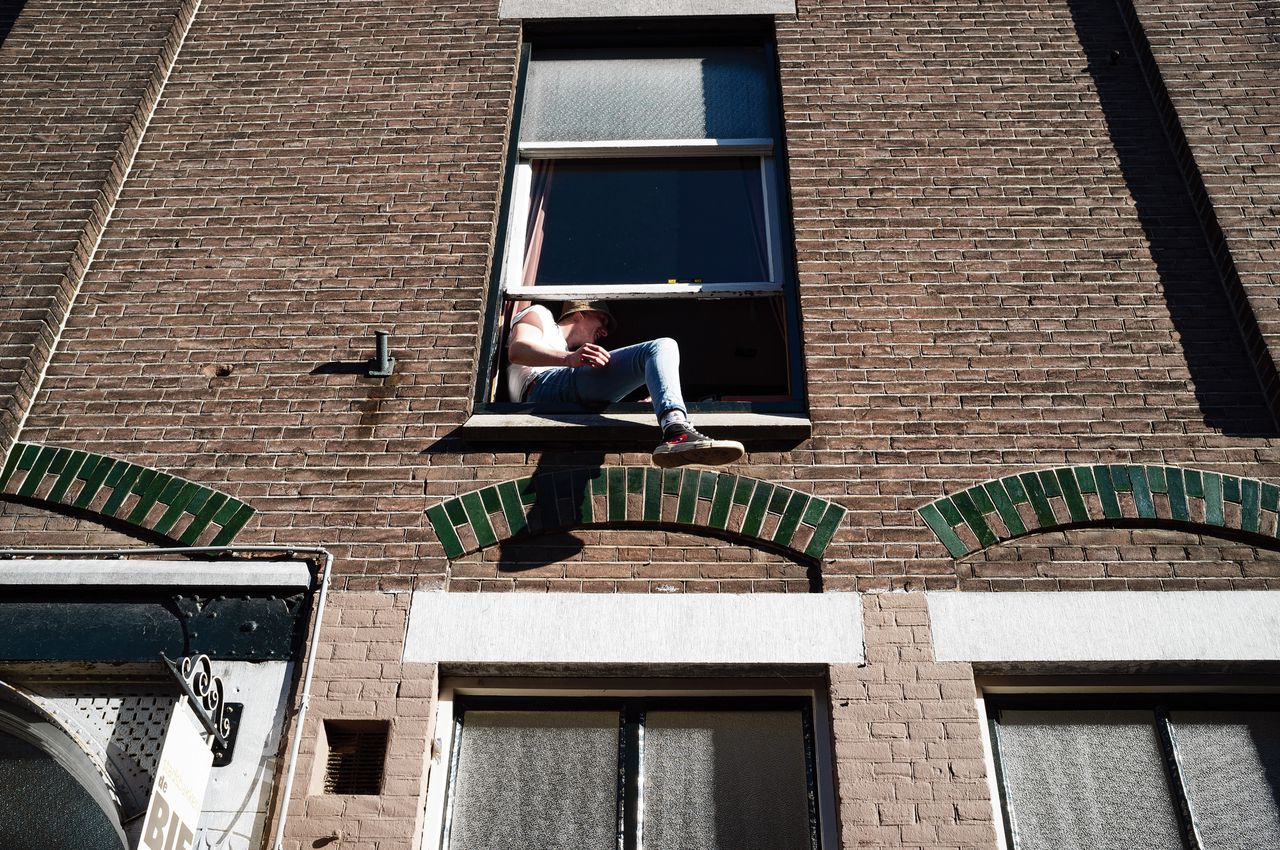 Student in Nijmegen in de zon. Veel studenten hebben te maken met tijdelijke huurcontracten. Het vermoeden bestaat dat verhuurders daarvan gebruikmaken om de huur regelmatig te kunnen verhogen.