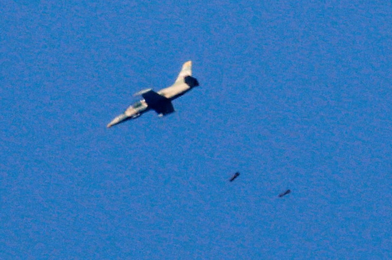 Een gevechtsvliegtuig boven de Golanhoogten. De foto is ter illustratie: het is niet het dinsdag neergehaalde vliegtuig.
