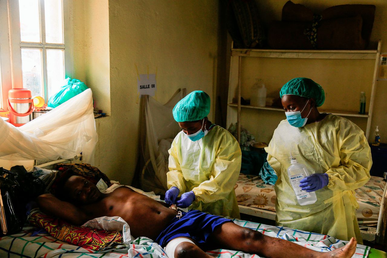 Beeld uit november. Een man die gewond was geraakt bij een aanval van het ADF wordt behandeld in een ziekenhuis in de Congolese stad Beni.
