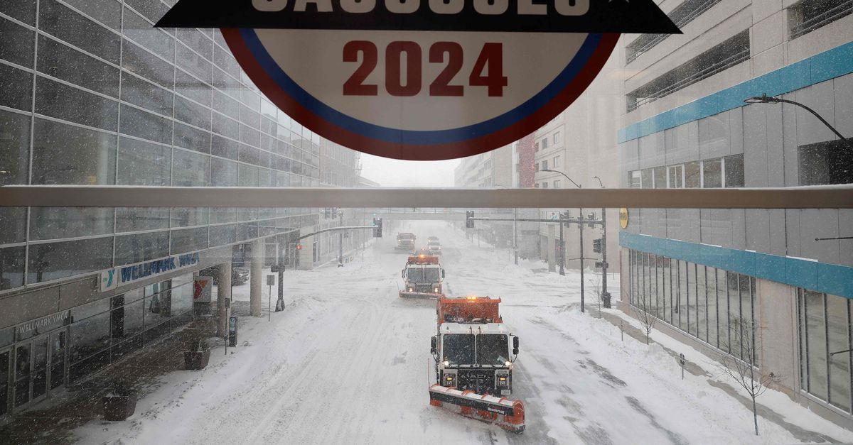 A winter storm in Iowa disrupts preparations for the Republican primary