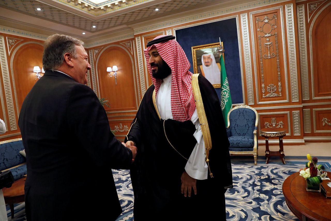 Mike Pompeo, de Amerikaanse minister van Buitenlandse Zaken, tijdens zijn ontmoeting met kroonprins Mohammed bin Salman in Riad, op 16 oktober.
