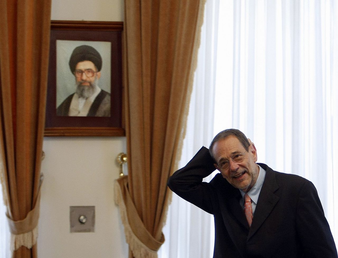 Voormalig Europees Hoge Buitenlandvertegenwoordiger Javier Solana onder het portret van Ayatollah Ali khamenei, tijdens zijn ontmoeting met de Iraanse onderhandelaar over de Iran-deal Saeed Jalili in 2008.