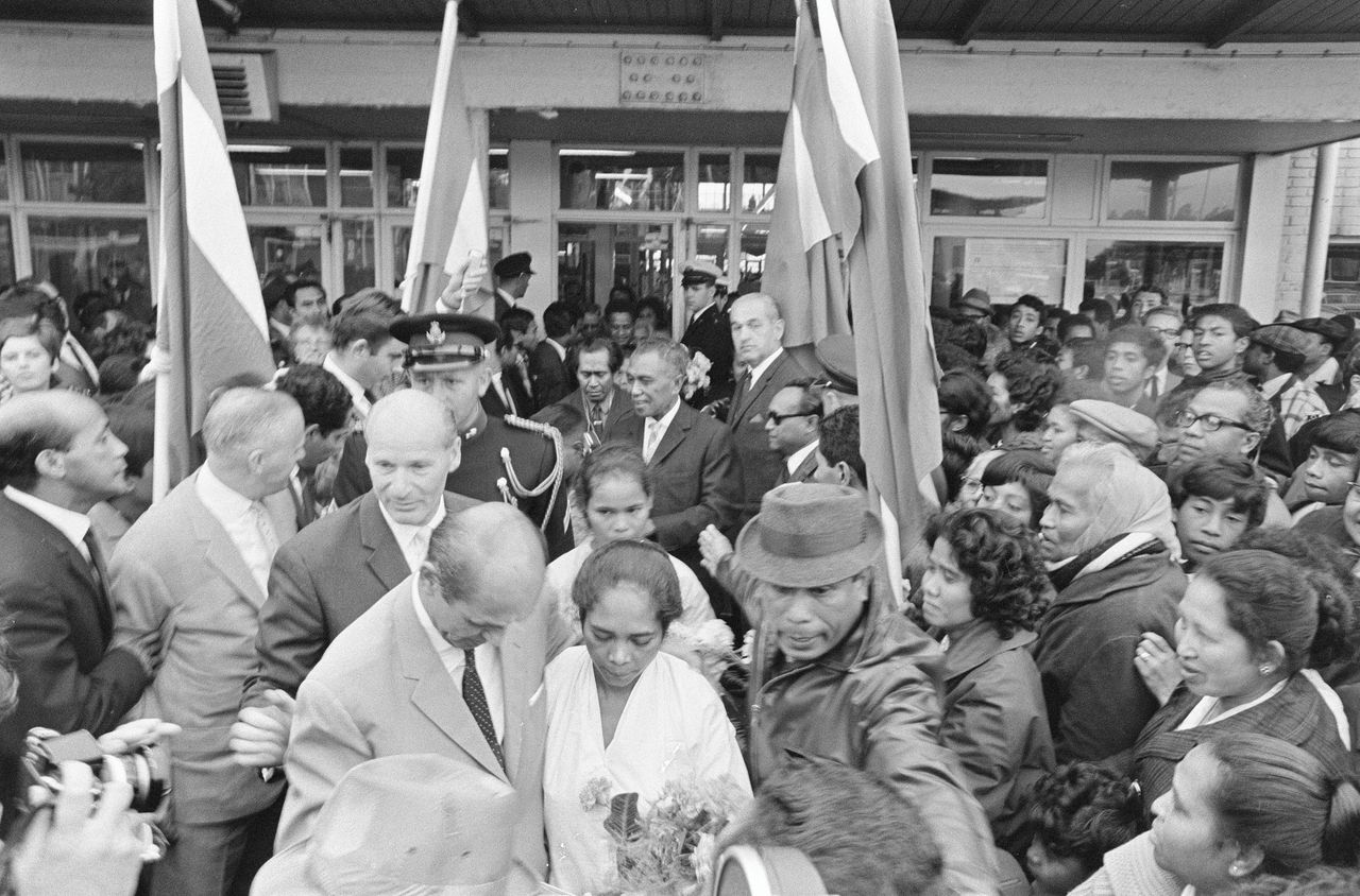 Mevrouw Soumokil wordt in 1966 op Schiphol ontvangen door een grote menigte Zuid-Molukkers