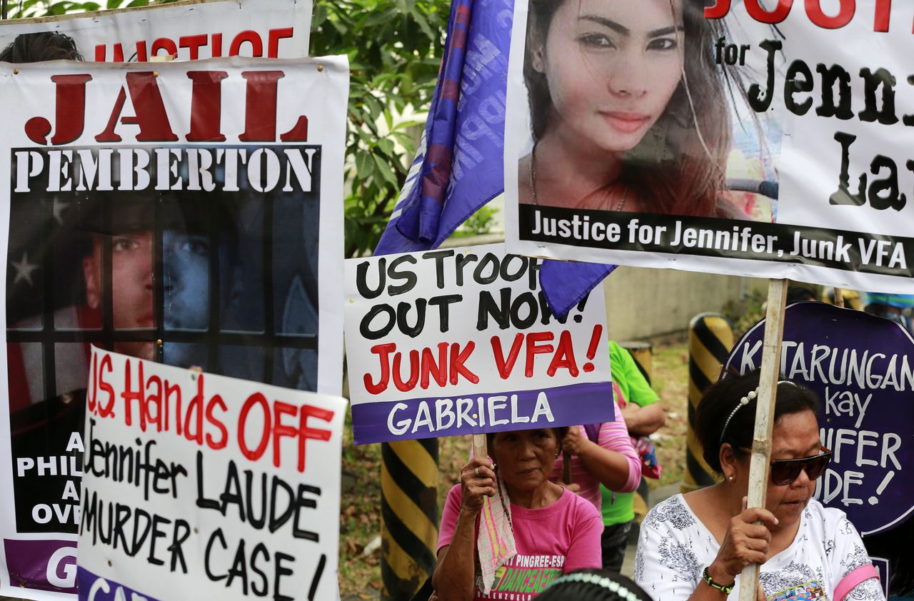 Betogers protesteren bij de Amerikaanse ambassade in Manila tegen een Amerikaanse poging om een militair te helpen die verdacht wordt van de moord op een transgender.