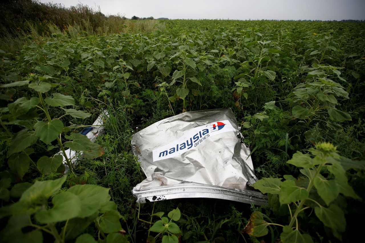 Een brokstuk van de MH17 in Oost-Oekraïne.