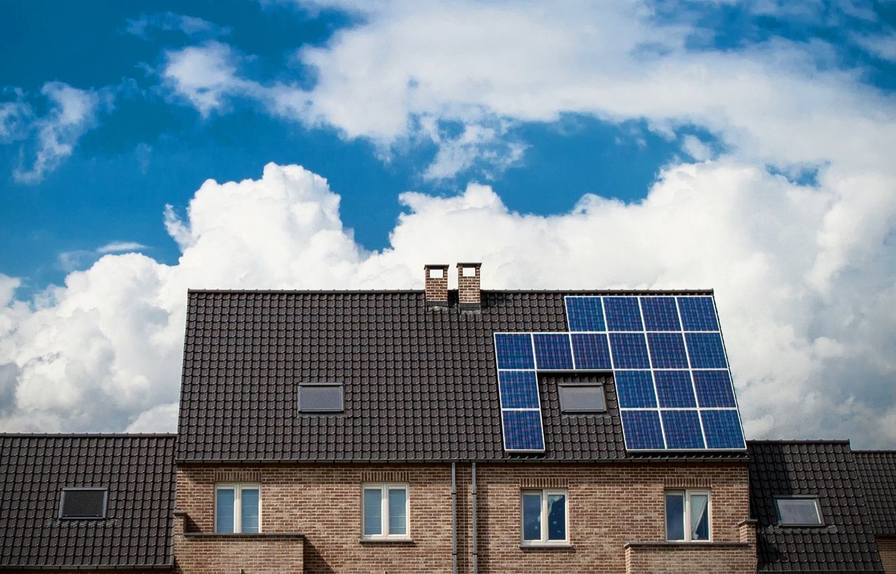 Huis met zonnepanelen in de Belgische hoofdstad Brussel. Zonnepanelen kunnen in principe twee keer zoveel energie opleveren als het probleem van de ‘hete elektronen’ zou worden opgelost.