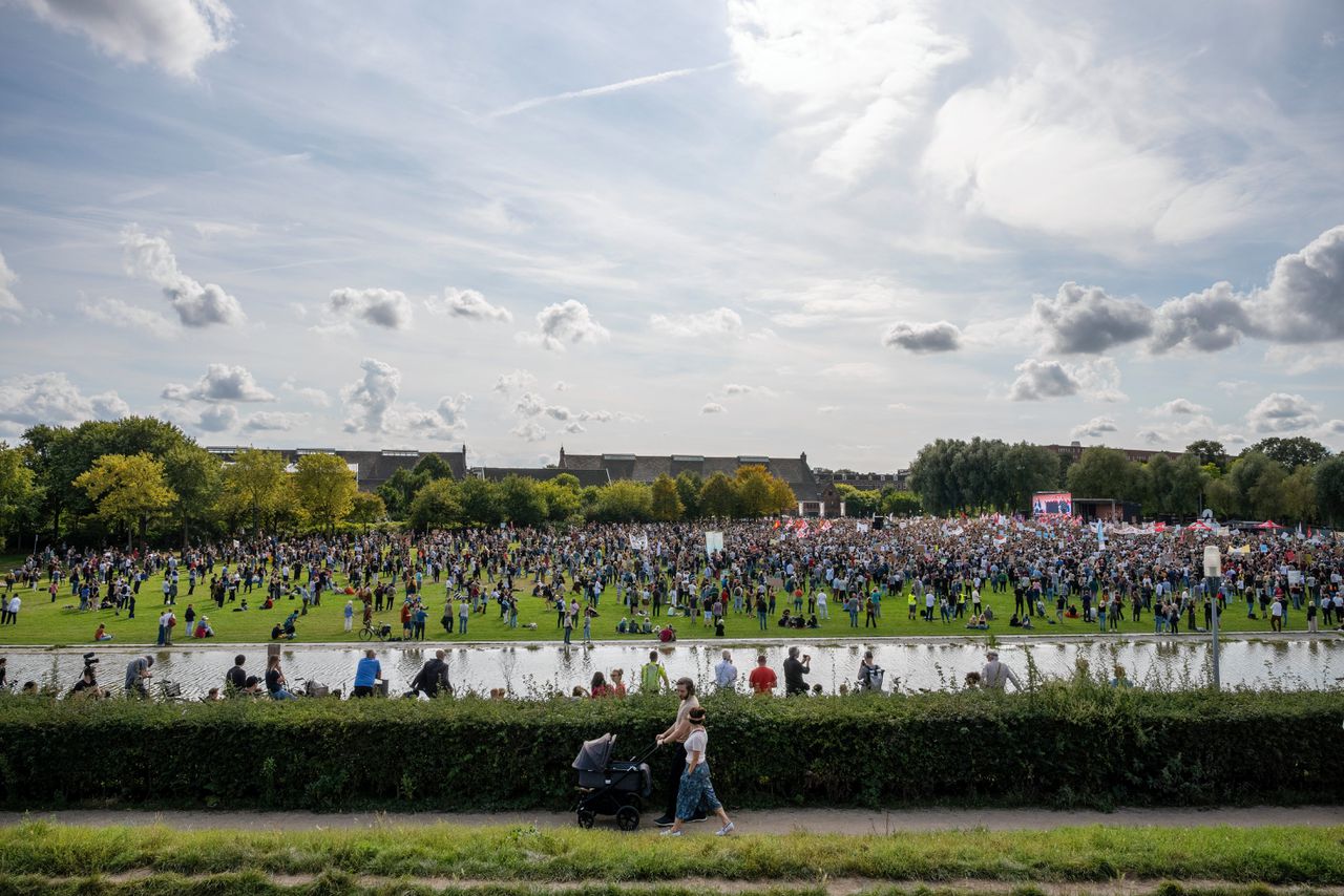 Duizenden mensen verzamelden zich zondag in het Westerpark in Amsterdam om te protesteren tegen het woonbeleid. Daarna liepen ze naar de Dam.