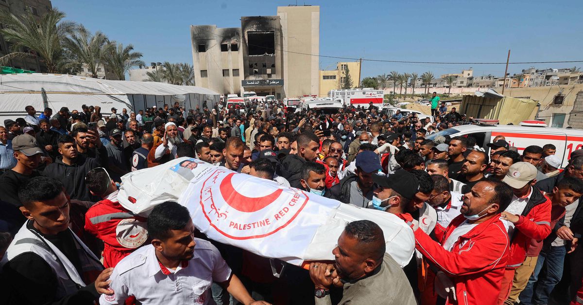 Waren de vijftien gedode hulpverleners in Gaza herkenbaar genoeg? ‘Dat is de verkeerde vraag, Israël had nooit mogen schieten’