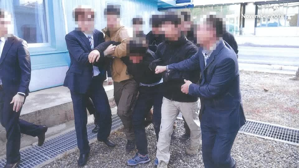Beveiligingsbeeld van de deportatie van twee Noord-Koreaanse vissers in 2019.