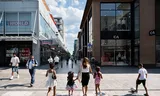 Een winkelstraat in het centrum van Almere. Het besteedbaar inkomen zal volgend jaar iets dalen, verwacht het CPB.