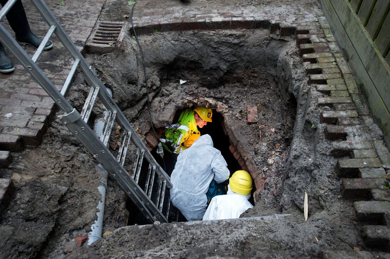 Archeologische opgraving onder ’t Glop, een straat in Hoorn, waar een oud riool is gevonden. Archeologie is een van de letterenstudies die de laatste tijd onder invloed van technologie veel duurder is geworden.