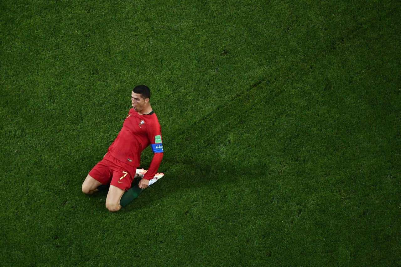 De Portugese aanvoerder Cristiano Ronaldo viert zijn tweede van drie doelpunten in de groepswedstrijd tegen Spanje.