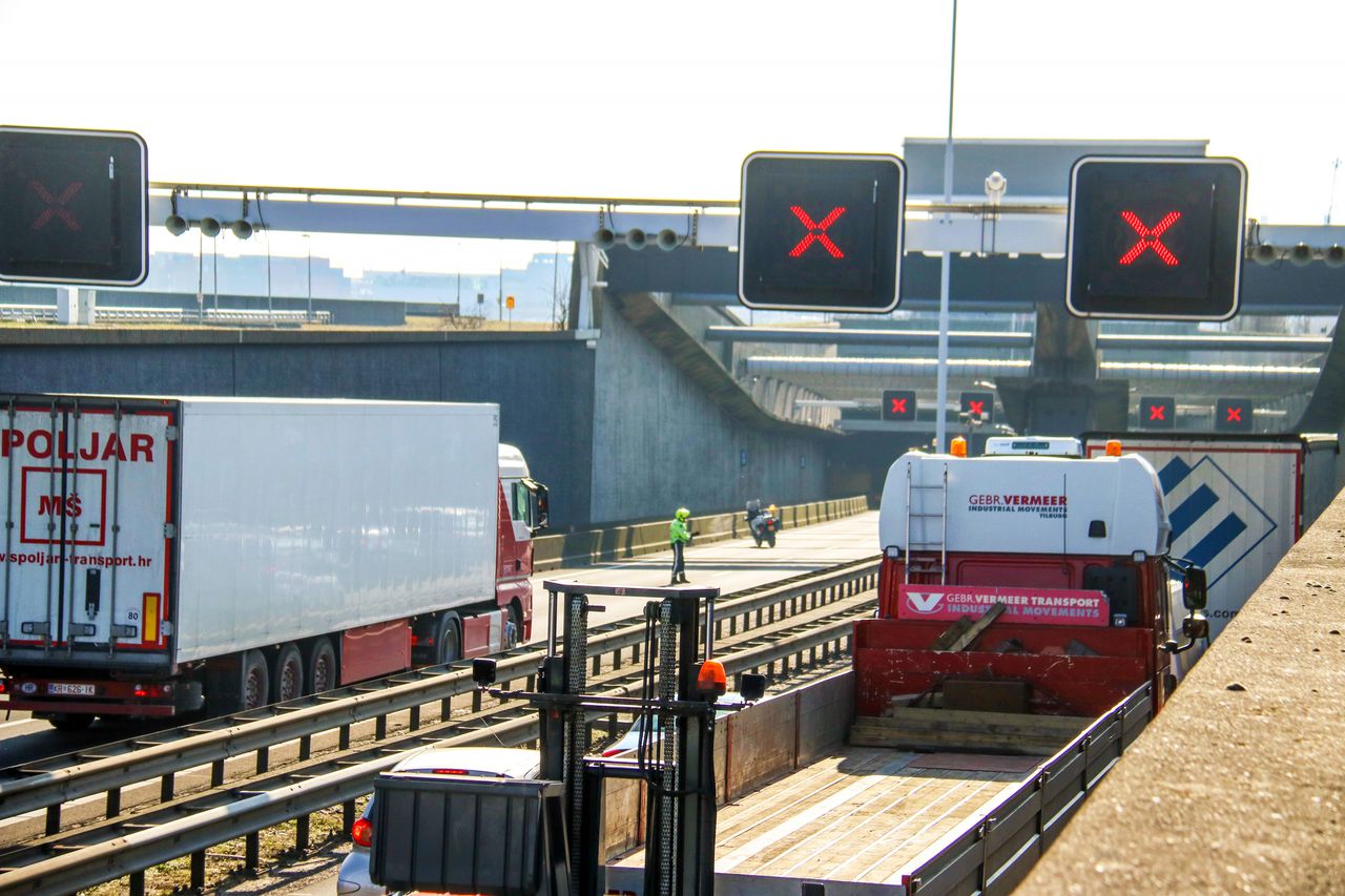 Verkeersinfarct door computerstoring Beneluxtunnel 