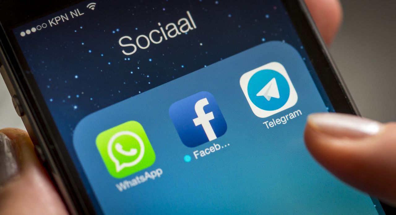 App-iconen van WhatsApp, Facebook en Telegram Messenger op een mobiele telefoon.