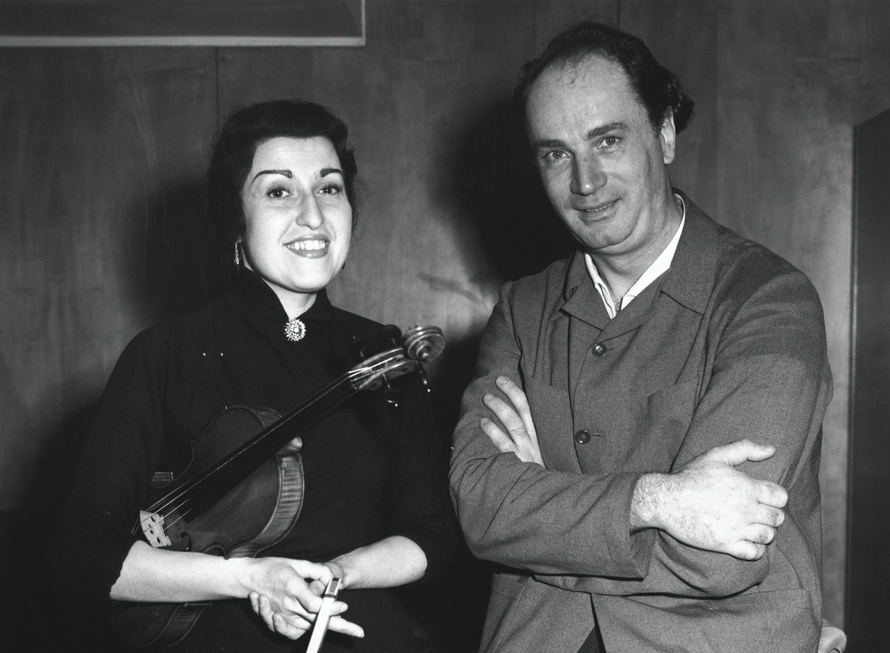 Ida Haendel met dirigent Rafael Kubelik in 1957.